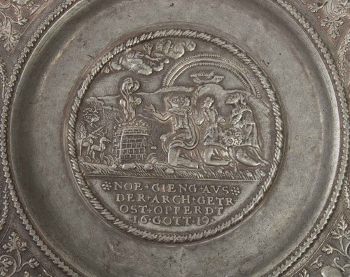 Paten Decorated in Relief, Nüremberg 17th century - Religious Antiques Style 