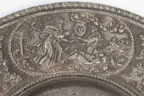 Patène à décor en relief, Nüremberg XVIIe siècle - Catel Antiquités