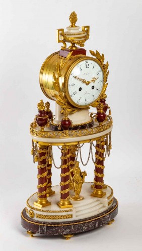 A white marble and gilt bronze clock - Horology Style 