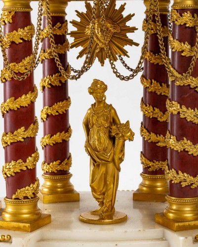 Horlogerie Pendule - Pendule portique en marbre blanc et bronze doré