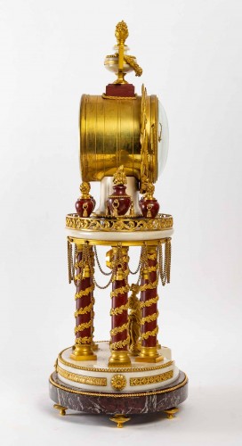 19th century - A white marble and gilt bronze clock