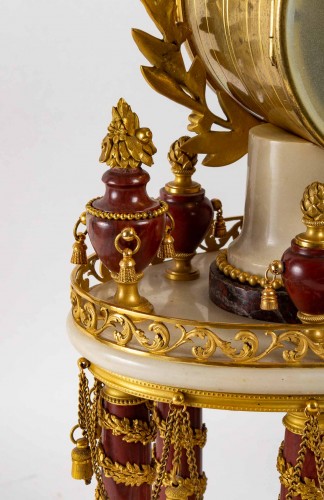 Antiquités - A white marble and gilt bronze clock