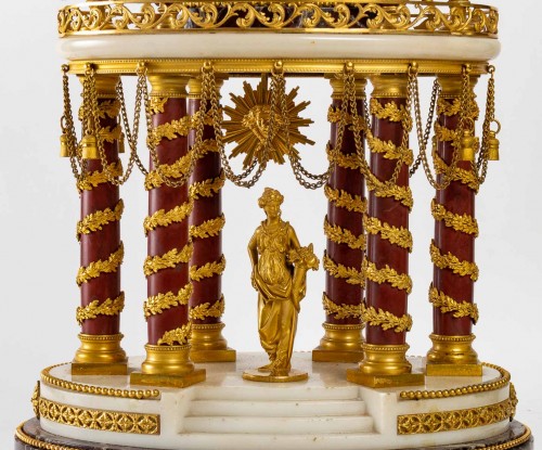 Antiquités - Pendule portique en marbre blanc et bronze doré