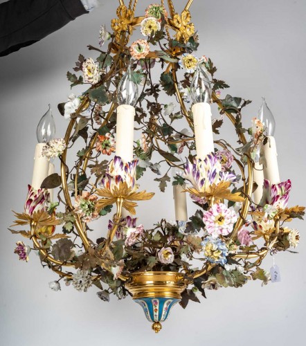 19th century - A Chandelier Decorated with Porcelain