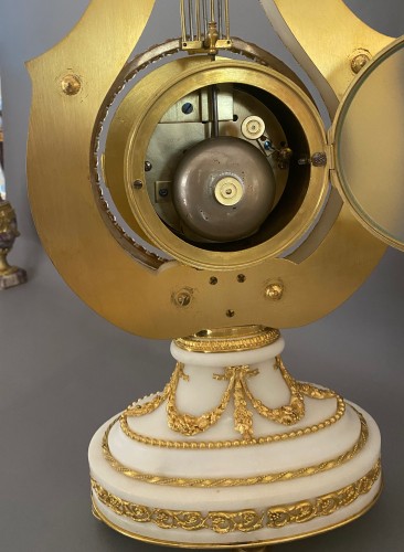 Horlogerie Pendule - Importante pendule lyre, marbre blanc et bronze doré