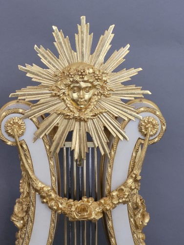 Louis XVI - Importante pendule lyre, marbre blanc et bronze doré