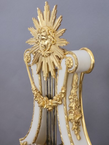 Antiquités - Importante pendule lyre, marbre blanc et bronze doré