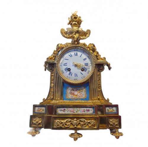 Horlogerie Pendule - Garniture en bronze doré et plaques de porcelaine