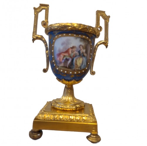 XVIIIe siècle - Garniture en bronze doré et plaques de porcelaine