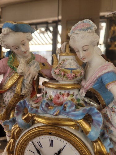 Pendule romantique en porcelaine et biscuit - Horlogerie Style Louis XV