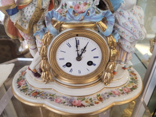 Pendule romantique en porcelaine et biscuit - Louis XV