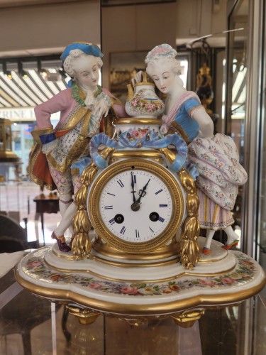 Louis XV - Pendule romantique en porcelaine et biscuit