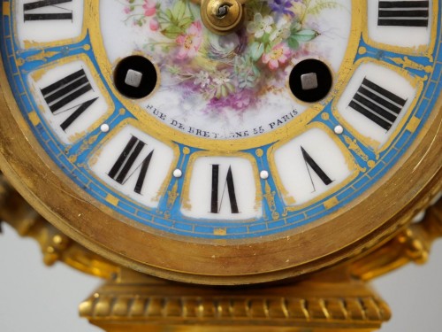 Antiquités - A gilt bronze and painted porcelain clock