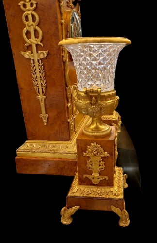 Horlogerie Pendule - Garniture en Loupe d'orme et Cristal signée « PLANCHON à Paris »