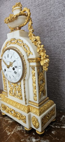 Horlogerie Pendule - Pendule borne Louis XVI signée HOGUET à Paris