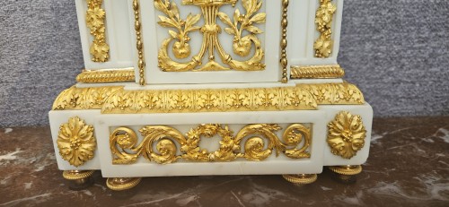 Pendule borne Louis XVI signée HOGUET à Paris - Louis XVI