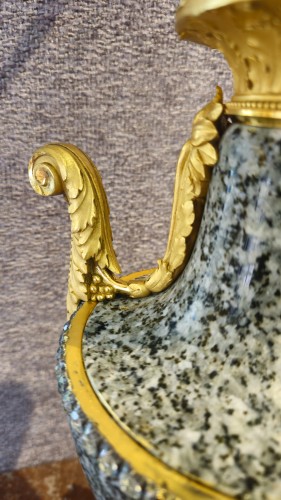 Paire de candélabres en bronze doré, granit et pierres de Rhin - Hirsch Antiquités