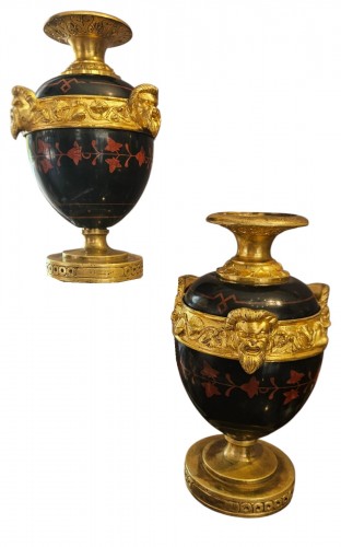 Paire de vases couverts en bronze doré et marbre Epoque Empire