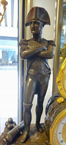 Pendule en bronze représentant Napoléon Bonaparte. 1820 - Horlogerie Style Empire