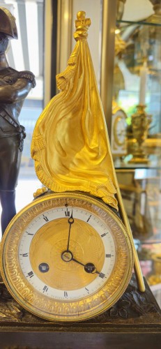 Horlogerie Pendule - Pendule en bronze représentant Napoléon Bonaparte. 1820