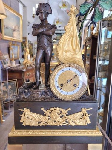 Pendule en bronze représentant Napoléon Bonaparte. 1820 - Hirsch Antiquités