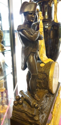 XIXe siècle - Pendule en bronze représentant Napoléon Bonaparte. 1820