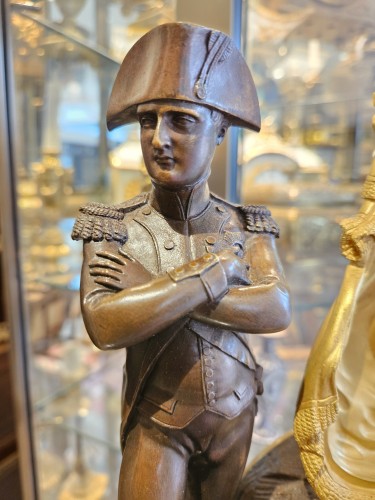 Antiquités - Pendule en bronze représentant Napoléon Bonaparte. 1810-1820
