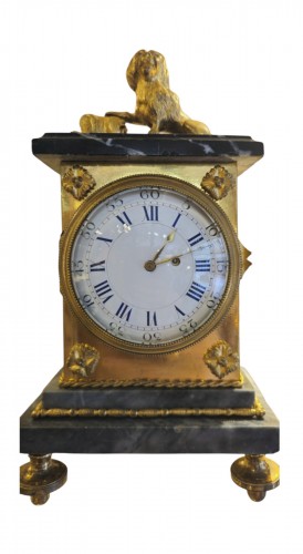 Pendule de table en bronze doré et marbre, décor au chien-Mouvement à coq
