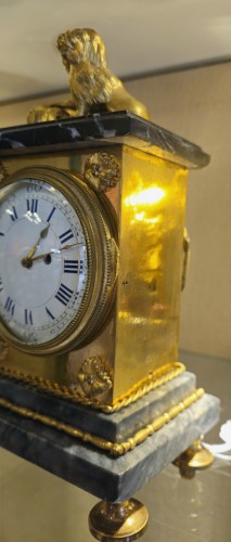 Pendule de table en bronze doré et marbre, décor au chien-Mouvement à coq - Horlogerie Style Directoire