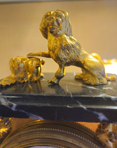 Horlogerie Pendule - Pendule de table en bronze doré et marbre, décor au chien-Mouvement à coq