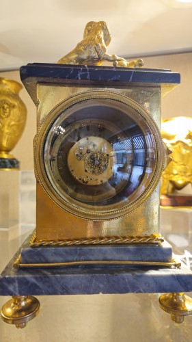 Pendule de table en bronze doré et marbre, décor au chien-Mouvement à coq - Hirsch Antiquités