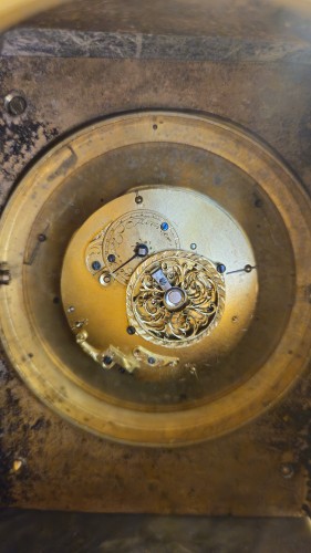 XIXe siècle - Pendule de table en bronze doré et marbre, décor au chien-Mouvement à coq