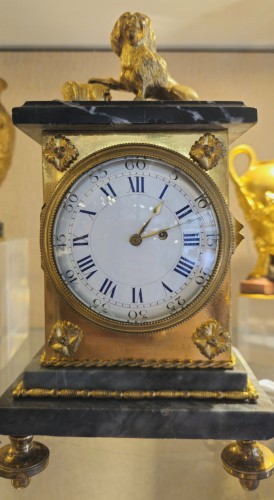 Pendule de table en bronze doré et marbre, décor au chien-Mouvement à coq - Directoire