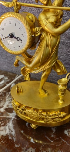  La Bacchante, pendule miniature Empire en bronze doré - Horlogerie Style Empire