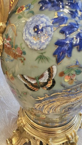 Important Chinese porcelain vase with polychrome and gilt decoration, mounted in gilt bronze - Lighting Style 