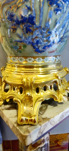 Important Chinese porcelain vase with polychrome and gilt decoration, mounted in gilt bronze - 