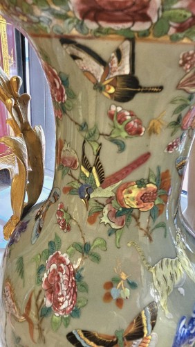 Antiquités - Important Chinese porcelain vase with polychrome and gilt decoration, mounted in gilt bronze