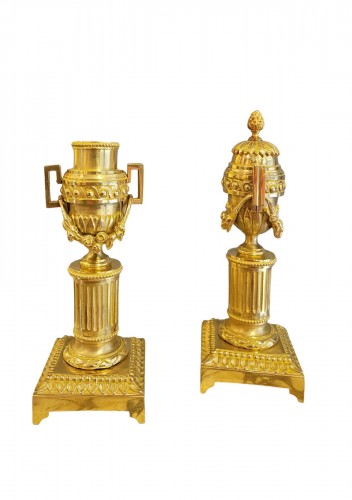 Paire de cassolettes bougeoirs réversibles en bronze doré