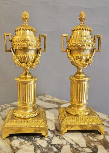 Paire de cassolettes bougeoirs réversibles en bronze doré - Luminaires Style Directoire