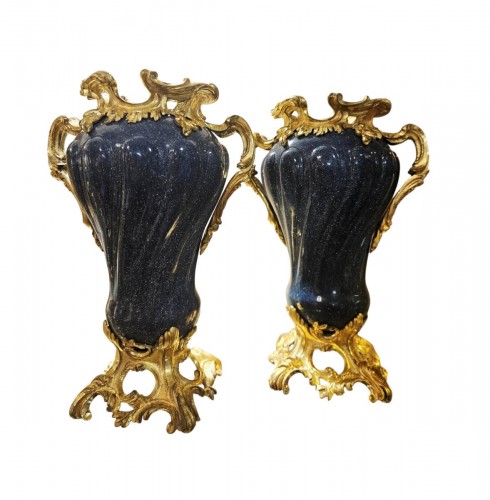 Paire de vases Louis XV montés en émail sur cuivre