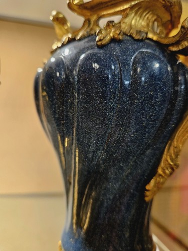 Paire de vases Louis XV montés en émail sur cuivre - Objet de décoration Style Louis XV