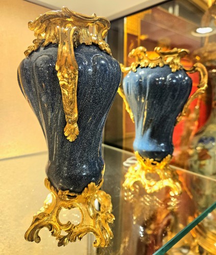XIXe siècle - Paire de vases Louis XV montés en émail sur cuivre
