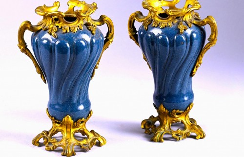 Louis XV - Paire de vases Louis XV montés en émail sur cuivre
