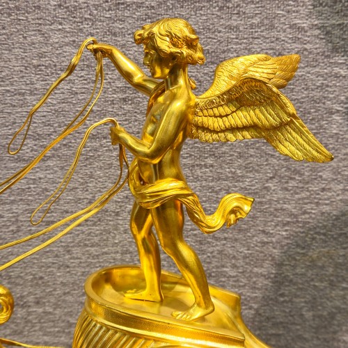 Cupidon au char, pendule Empire en bronze doré d'après Ravrio - Horlogerie Style Empire