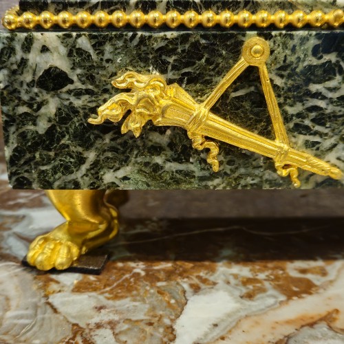 Cupidon au char, pendule Empire en bronze doré d'après Ravrio - Hirsch Antiquités