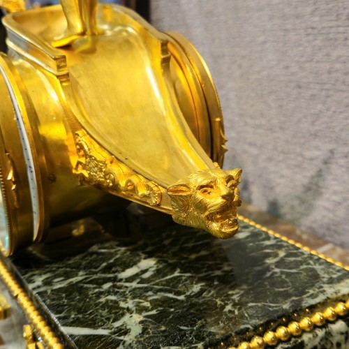 Cupidon au char, pendule Empire en bronze doré d'après Ravrio - Empire