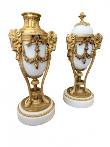 Bougeoirs cassolettes en marbre blanc de Carrare et bronze, début 19e siècle