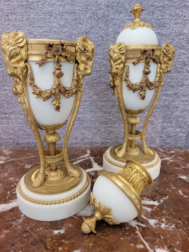 Bougeoirs cassolettes en marbre blanc de Carrare et bronze, début 19e siècle - Hirsch Antiquités