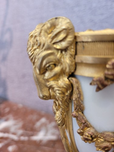 Bougeoirs cassolettes en marbre blanc de Carrare et bronze, début 19e siècle - 