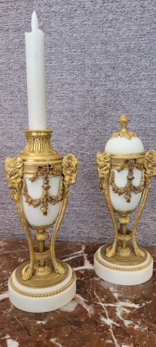  - Bougeoirs cassolettes en marbre blanc de Carrare et bronze, début 19e siècle